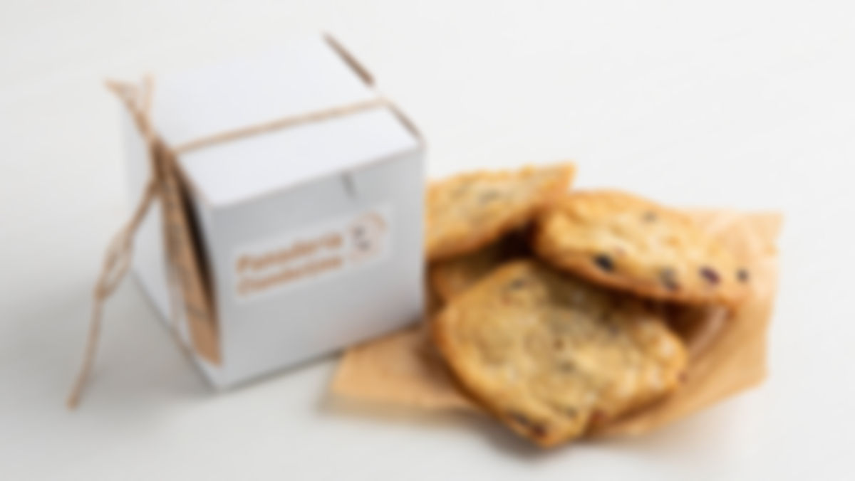 Galletas de chocolate blanco y arándanos secos.