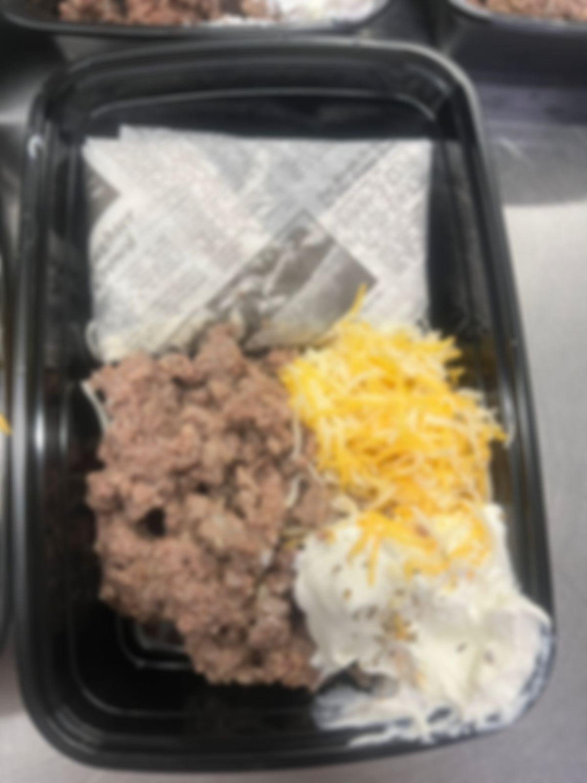 Burrito de carne molida de res con queso y sour cream 