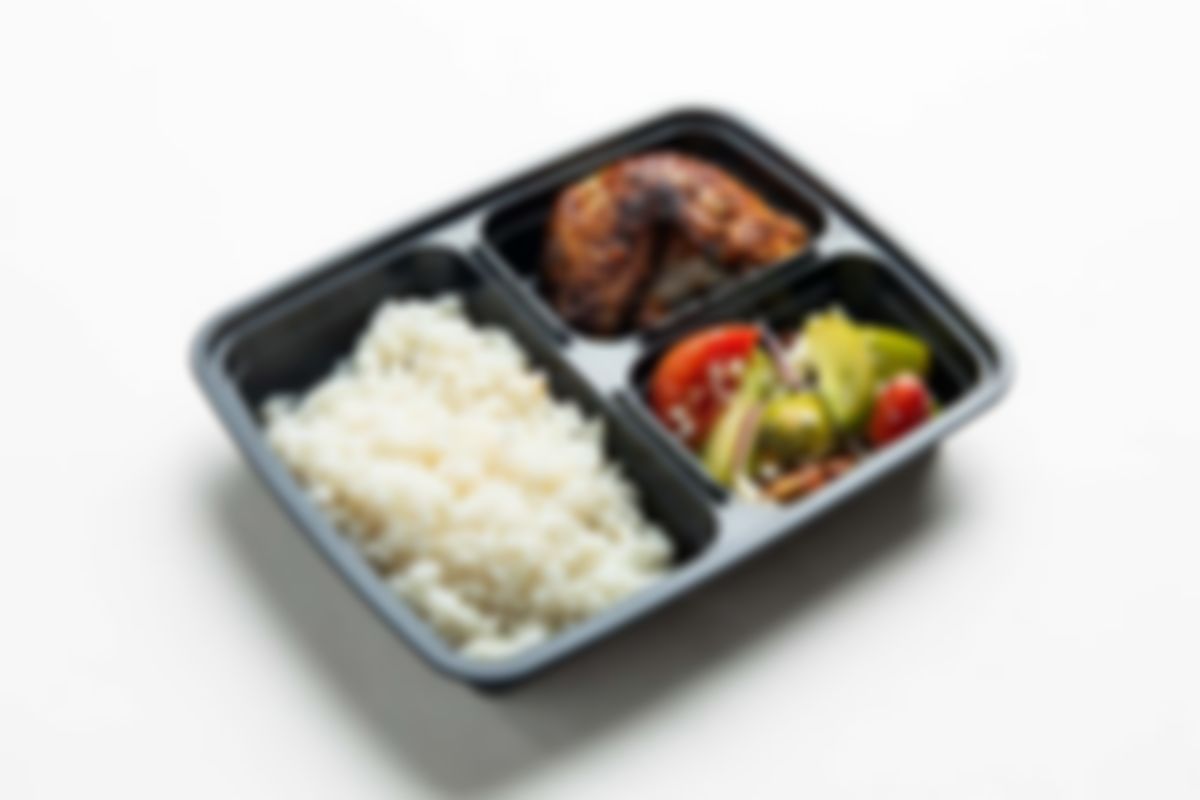 Pollo Asado con Arroz y Ensalada Griega