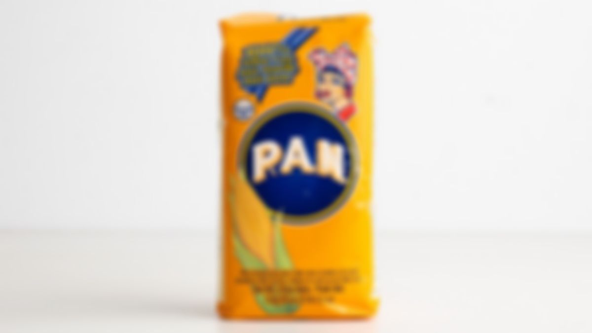 Yellow corn meal for arepas, PAN, 35 oz.