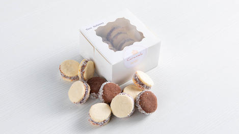 Alfajores de maicena de tres sabores y coco (dulce de leche, guayaba y cacao) 