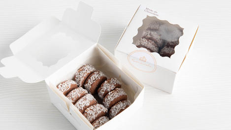 Alfajores de maicena y cacao con dulce de leche y coco rallado