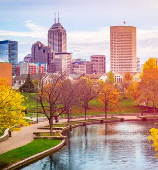 White River running through Indianapolis, Indiana in autumn with city buildings in the background.