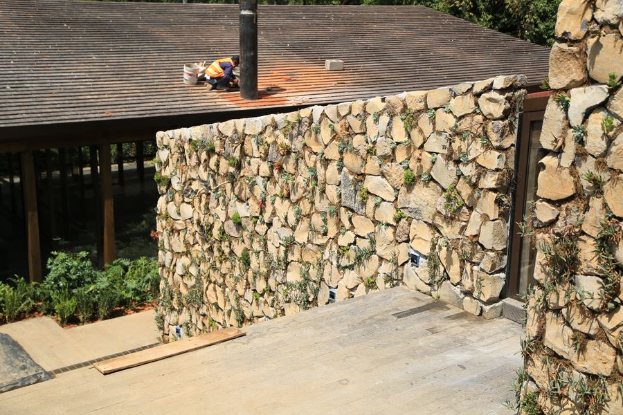 Muro de piedra en jardín