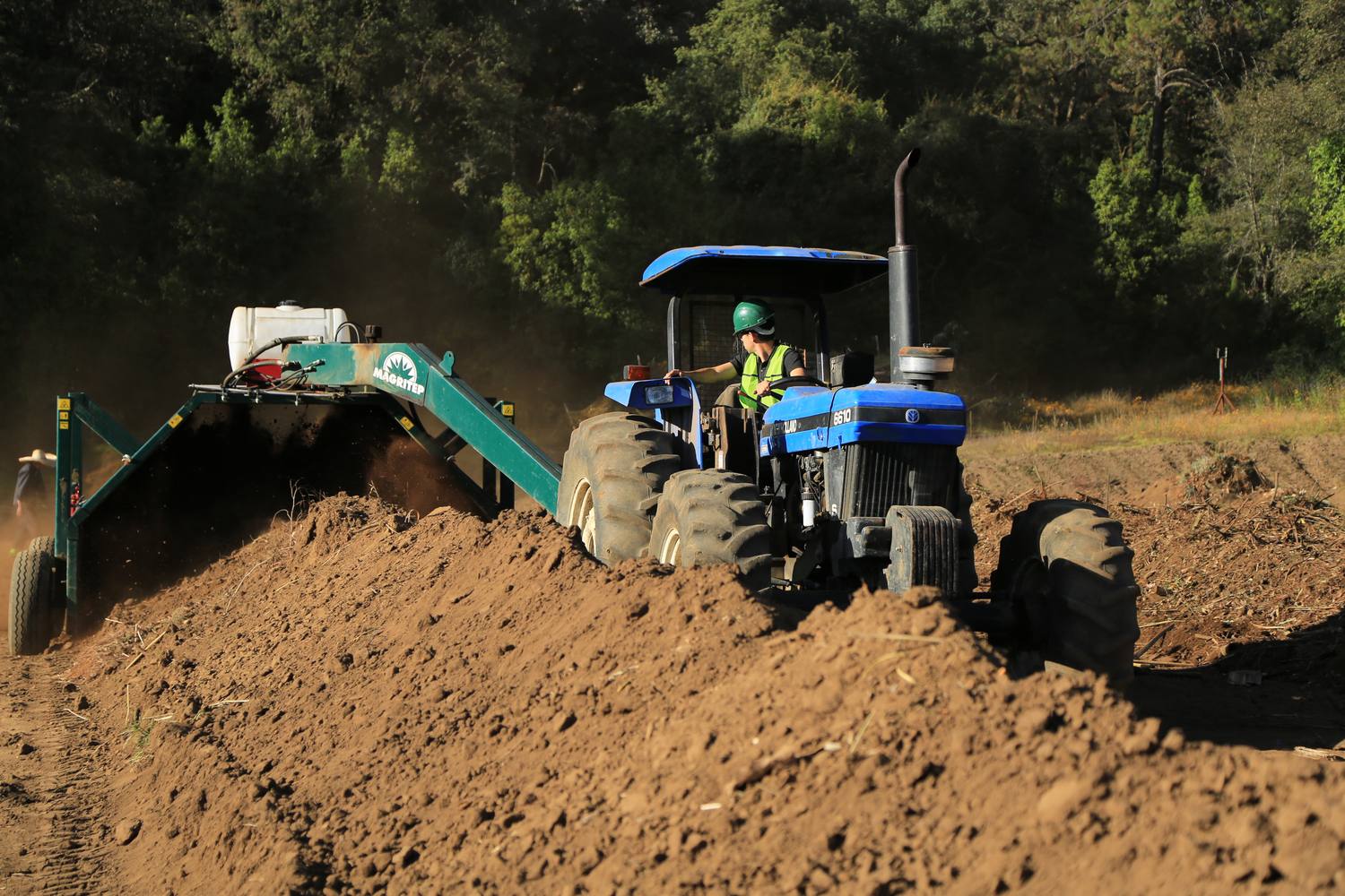 Tractor con volteadora de composta en operación
