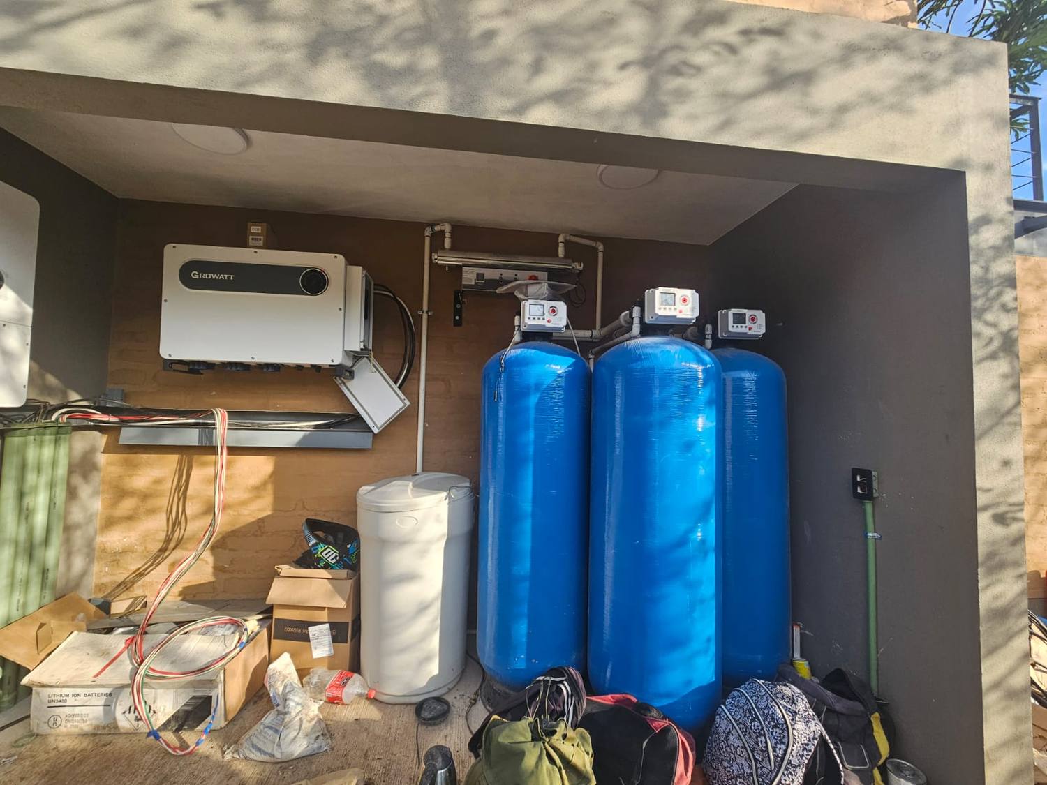 Tren de filtrado: tanques de carbón activado y resina con lámpara UV