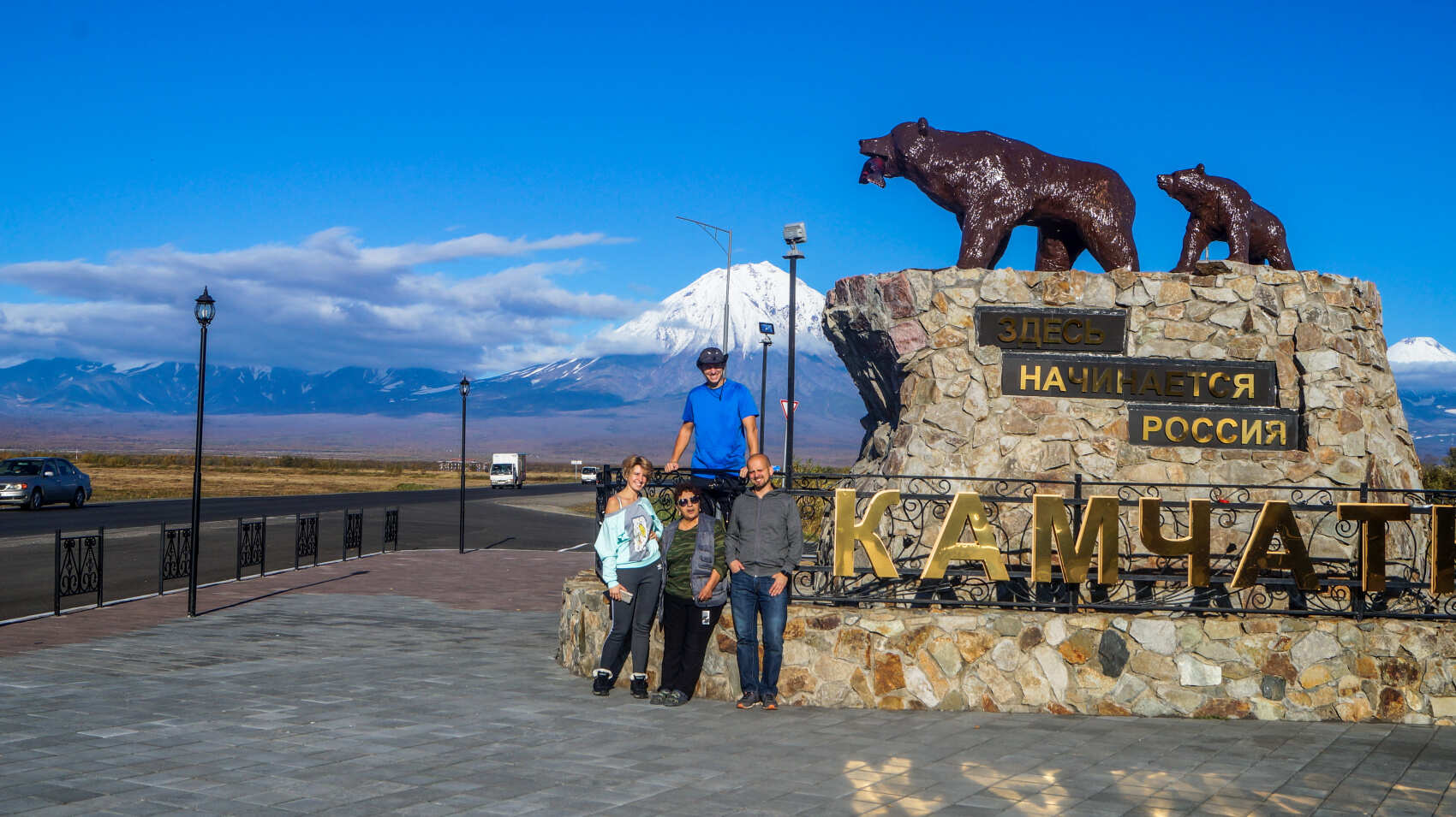 Здесь начинается юг. Петропавловск-Камчатский памятник здесь начинается Россия. Памятник здесь начинается Россия Камчатка. Памятник медведям на Камчатке. Здесь начинается Россия памятник отреставрировали.