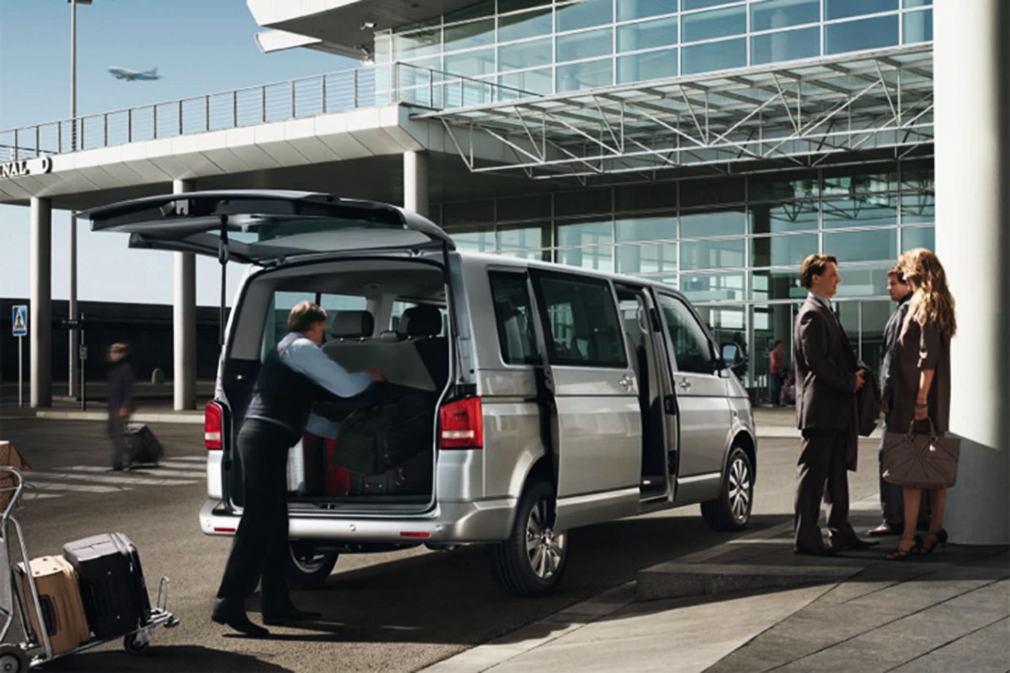 Airport car. Трансфер минивэн. Пассажиры в микроавтобусе. Трансфер из аэропорта. Микроавтобус аэропорт.