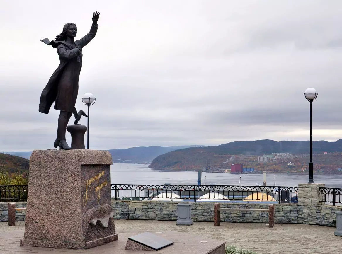 Памятники мурманска. Памятник ждущей в Мурманске. Памятник женам моряков в Мурманске. Памятник умеющим ждать в Мурманске. Мемориал ждущей Мурманск.