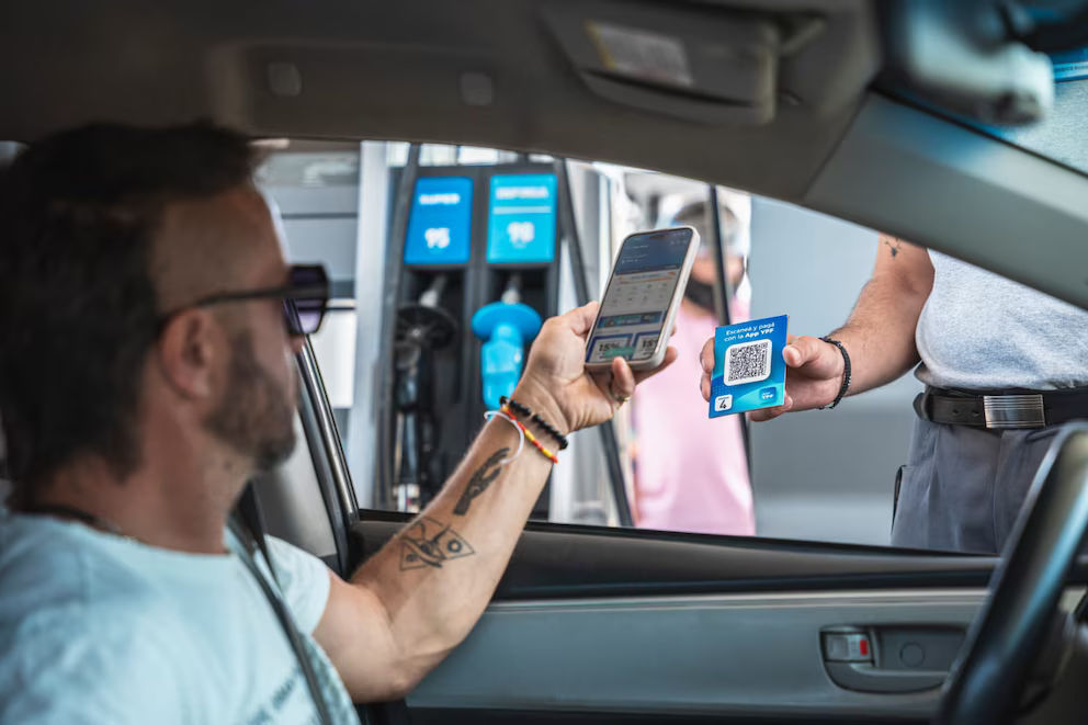 YPF lanza pago en dólares desde su app para cargar combustible y servicios
