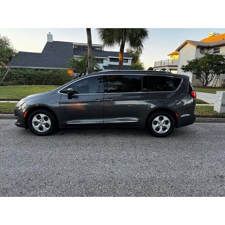 Chrysler Pacifica 2017 — Virtus Car Rental Orlando