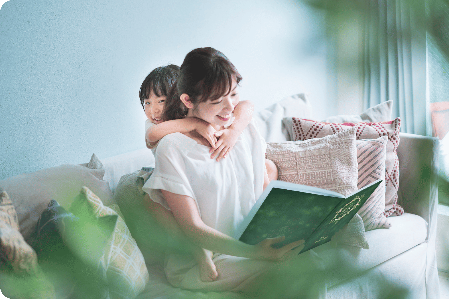 親子で卒業アルバムを見ている様子