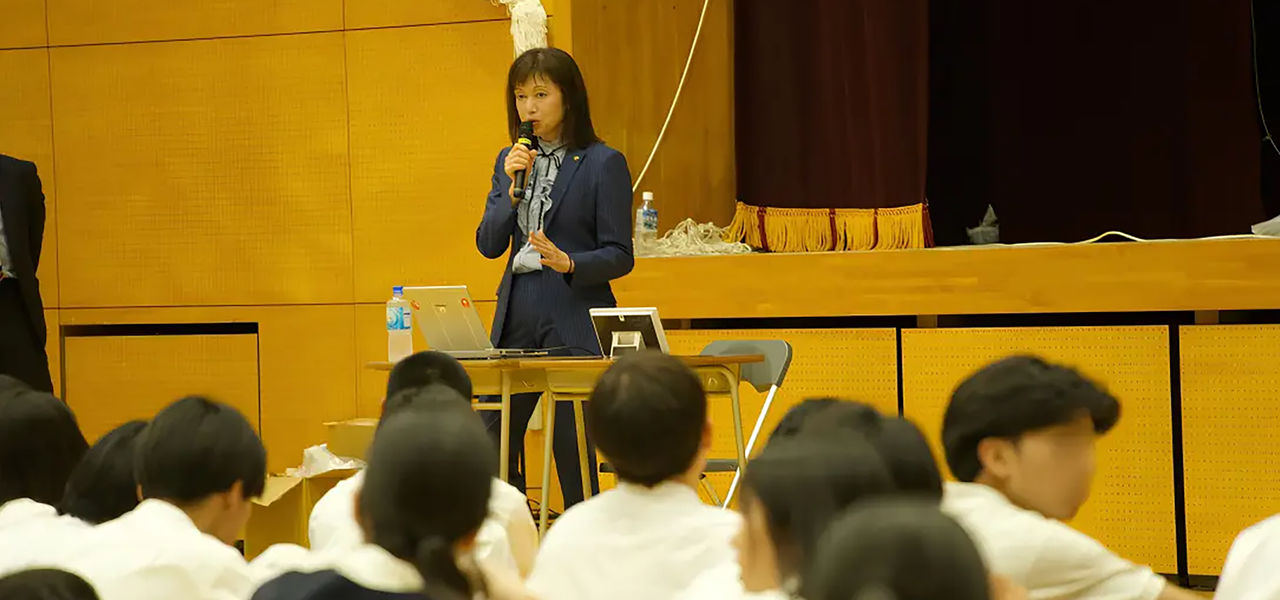 高校生約300人に、アルバムセラピーを用いた「教えない授業」を実施しました！