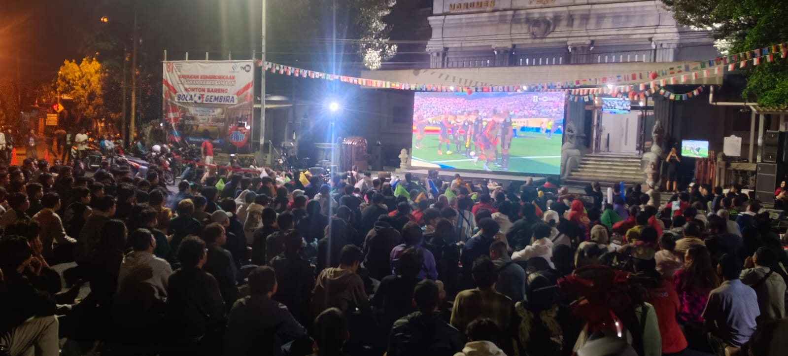Komdigi Gelar Nobar Bola Gembira Sambut HUT Ke-81 RI, Warga Solo Padati Monumen Pers Nasional