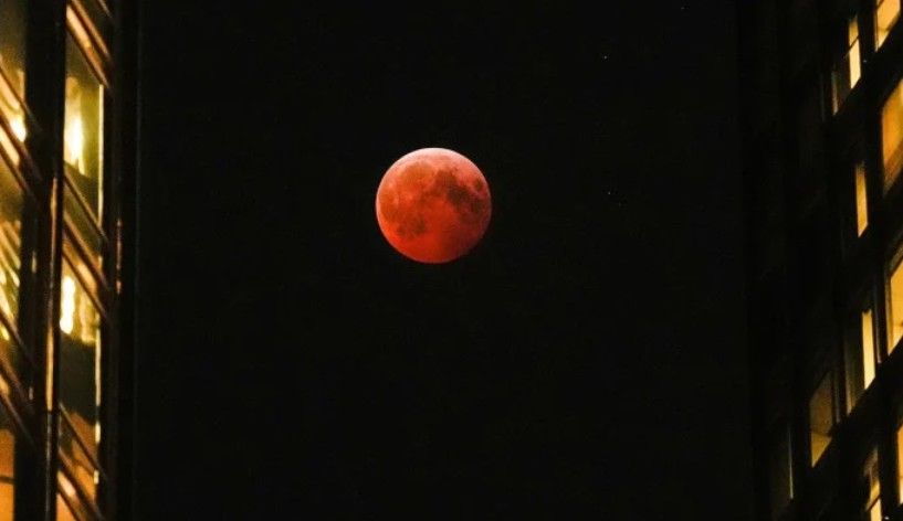 Gerhana Bulan Total Hiasi Langit Nusantara