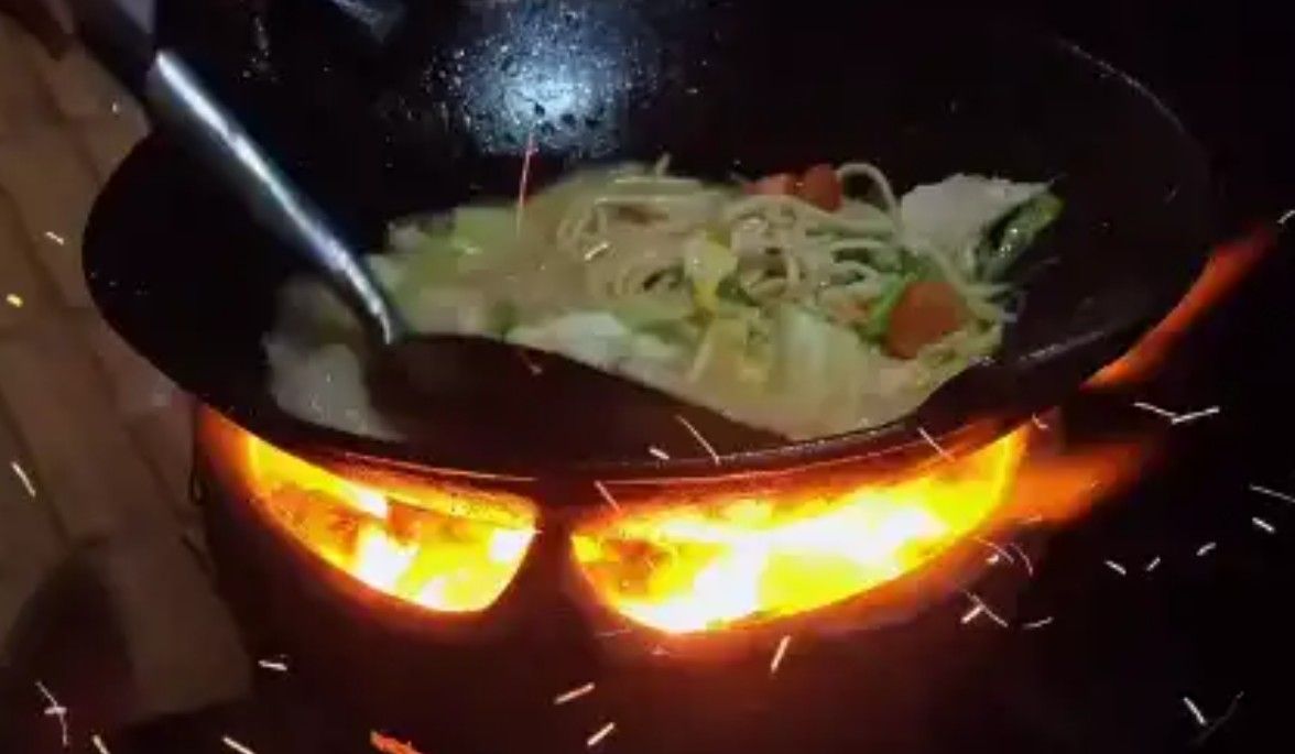 Seporsi Rindu dari Wajan Tua: Cerita Bakmi Jawa Pak Sugi