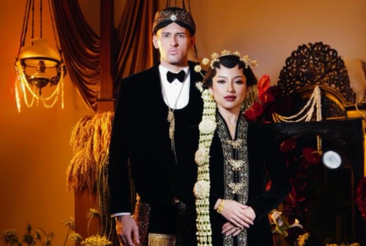 Bukan di Stadion, Justin Hubner Bersinar dalam Balutan Adat Jawa