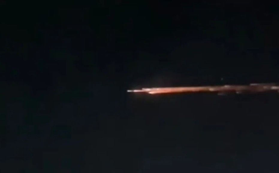 Cahaya Terbelah di Langit Lampung, Ternyata Bukan Meteor