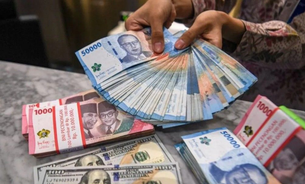 Rupiah Menguat Tipis di Tengah Himpitan