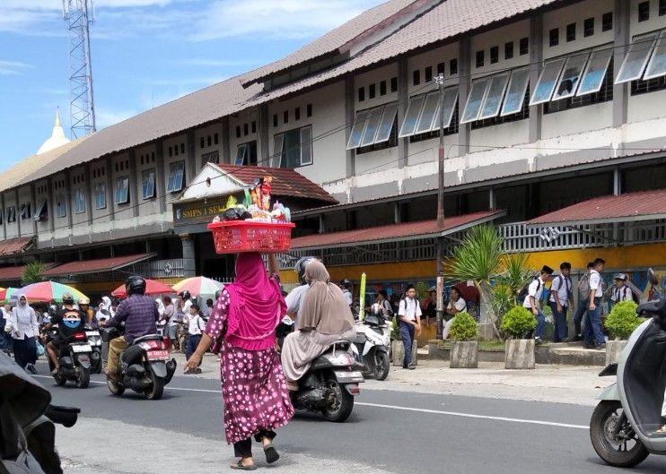 Jalur Jemput Siswa di SMPN 1 Selong Padat Saat Jam Pulang Sekolah