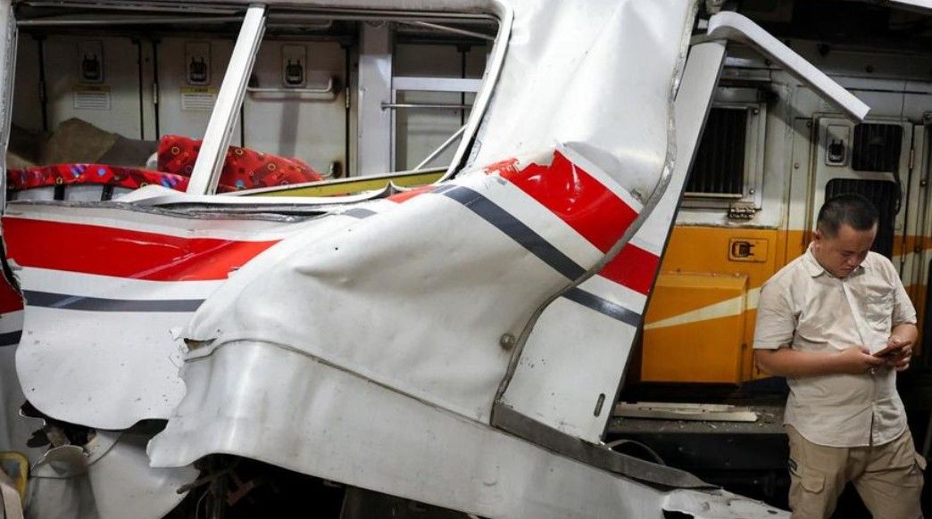 Evakuasi Dramatis Insiden Kereta di Bekasi: 6 Penumpang KRL Tewas, Operasional Stasiun Bekasi Timur Dilumpuhkan
