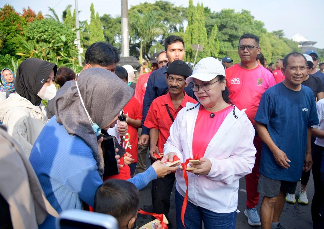 Wali Kota Semarang Bagikan Kejutan Kado untuk Warga di Gelaran Mlaku Bareng 479