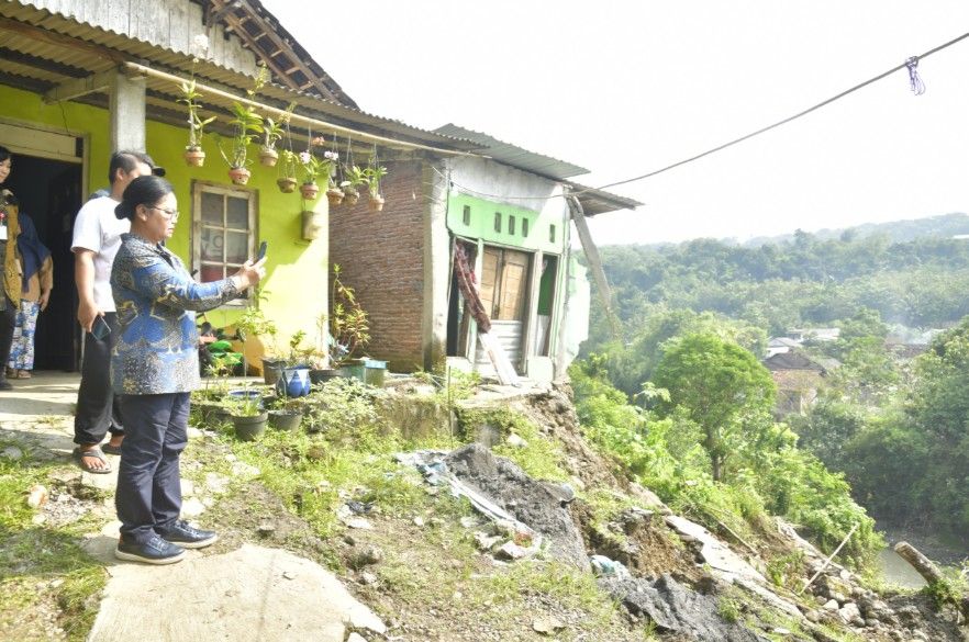 Tinjau Longsor Kalialang, Wali Kota Agustina Pastikan Keselamatan dan Kebutuhan Pengungsi Terjamin