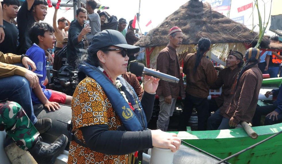 400 Kapal Padati Pesisir Utara, Wali Kota Semarang Pimpin Prosesi Larung Sesaji Tambaklorok