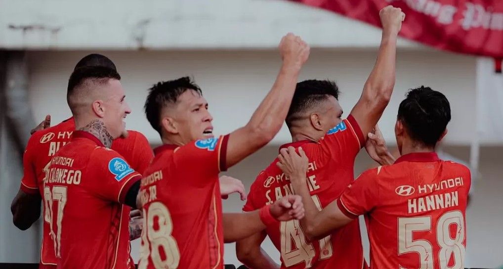 Niat Hati Menjelma Naga, Spanduk Terlalu Pede Justru Bikin Persija Viral Jadi 'Cacing Kemayoran'