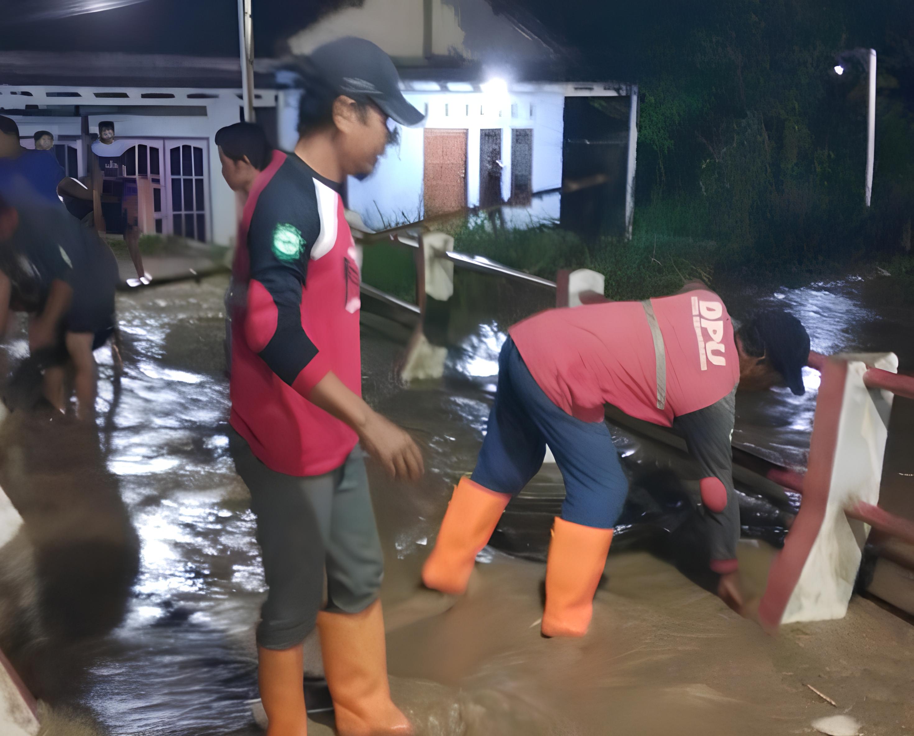 Banjir Bandang Terjang Semarang Barat, Wali Kota Agustina Pimpin Langsung Evakuasi dan Pembersihan Darurat