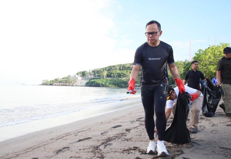 Bawa Pesan Presiden Prabowo, Wamendagri Bima Arya Sentil Tumpukan Sampah di Kawasan Senggigi