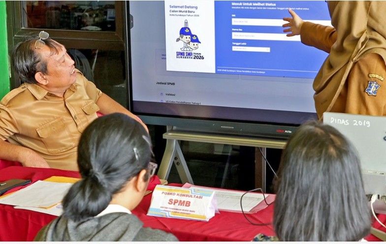 Ribuan Wali Murid Serbu Posko SPMB Surabaya Demi Amankan Data Anak