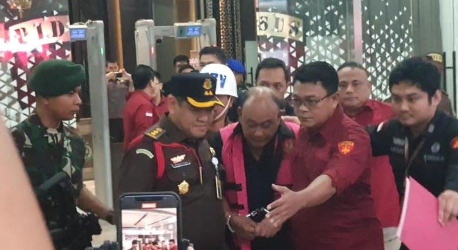 Rompi Merah Muda untuk Sang Mantan Pimpinan: Usai Dicopot Prabowo, Dadan Hindayana Resmi Ditahan Kejagung