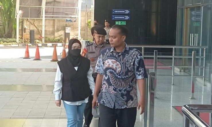Jumat Kelabu di Sukoharjo: Terjaring OTT Pemerasan Bawahan, Bupati Etik Suryani Tiba di KPK dengan Bungkam