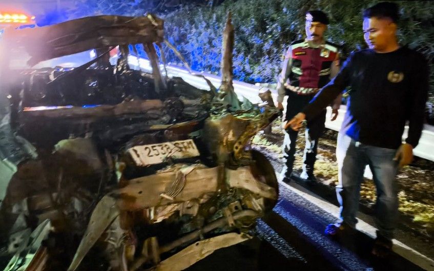 Tragedi Dini Hari di Tol Jagorawi: SUV Mewah Terbakar Usai Hantam Kontainer, Dua Penumpang Tewas Tanpa Identitas