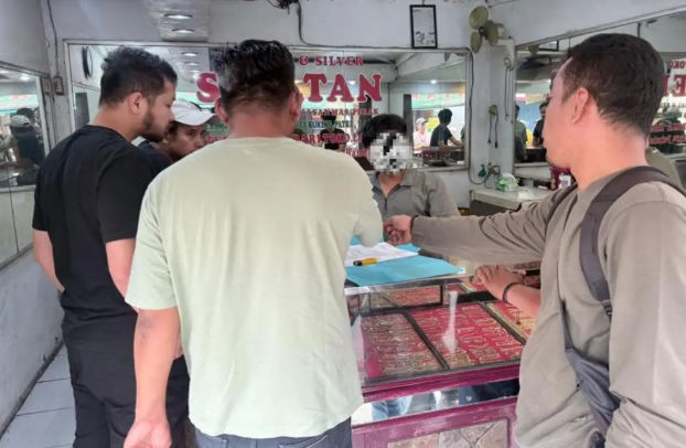 Terjatuh di Terminal 3 Soekarno-Hatta: Kalung Berlian Rp300 Juta Milik Penumpang Pesawat Berhasil Ditemukan Kembali