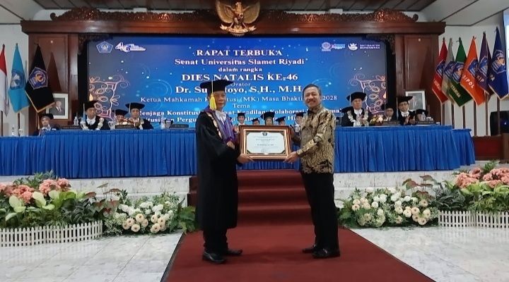 Rektor UNISRI Solo Serahkan Penghargaan Bhakti Yustisia Kepada Ketua MK Suhartoyo, Ini Alasannya