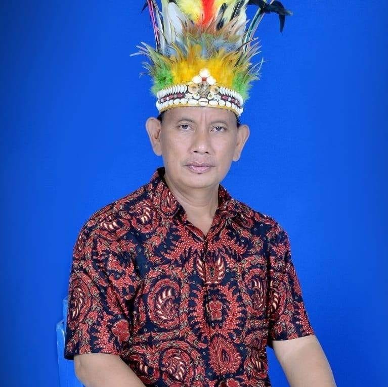 Foto manajer produk wanita profesional dengan latar belakang desain produk dan prototipe