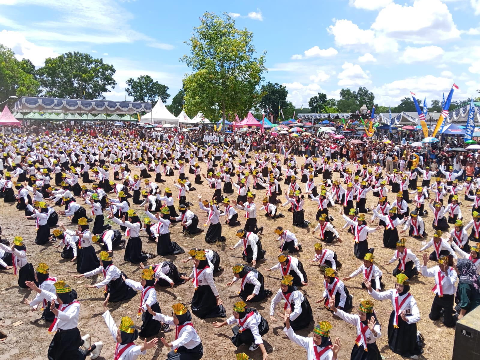 Tari Kolosal Ratusan Siswa SD Meriahkan Festival Way Kambas ke XX 2025
