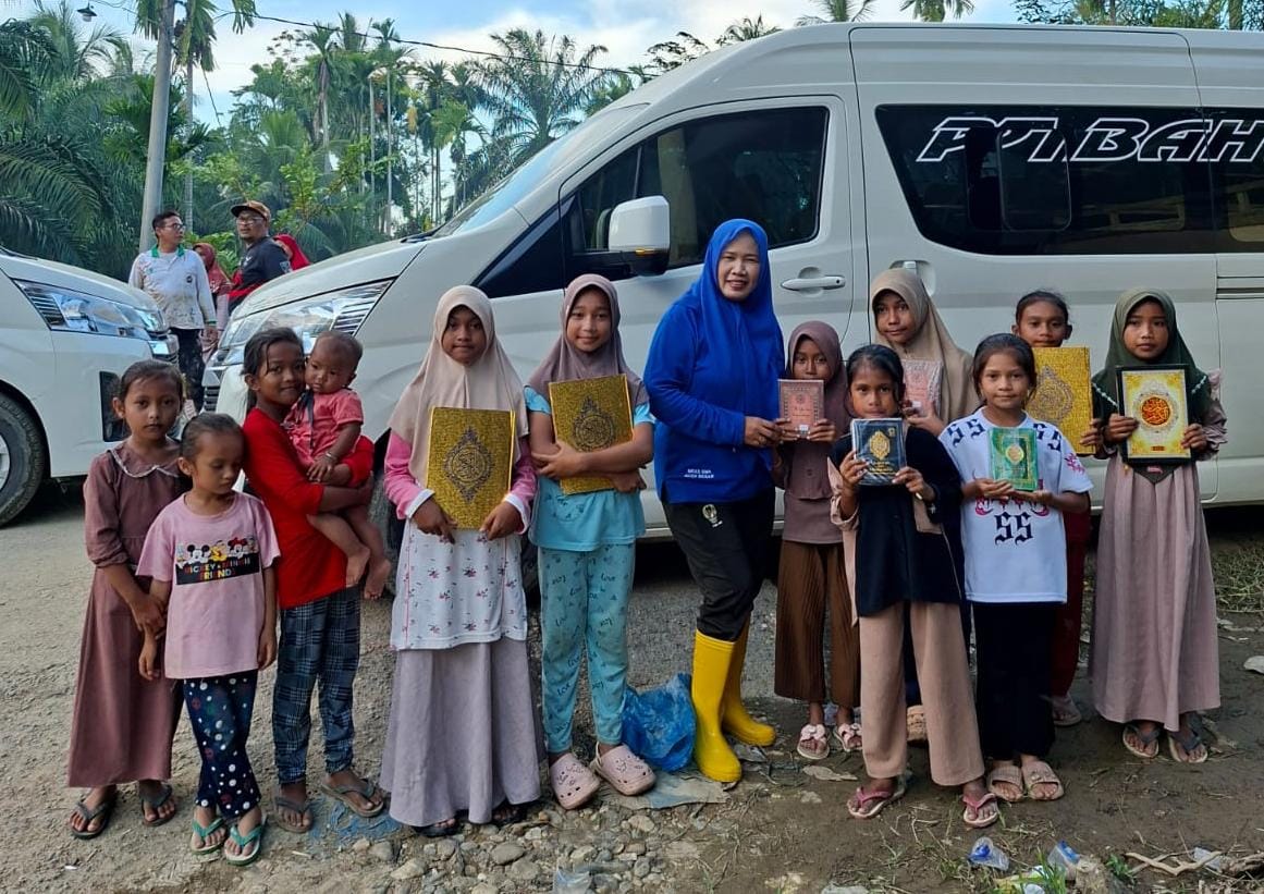 Kepala SMAN 1 Ingin Jaya Bagikan Al-Qur’an kepada Masyarakat Terdampak Bencana Hidrometeorologi.