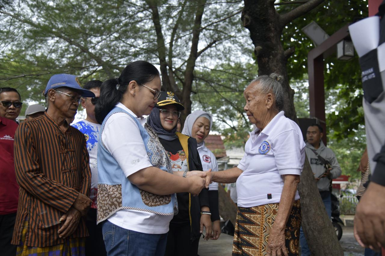 Pemkot Semarang Hadir Salurkan 400 Paket Sembako dan Siapkan Solusi Lanjutan bagi Nelayan Semarang Utara Terdampak Angin Barat