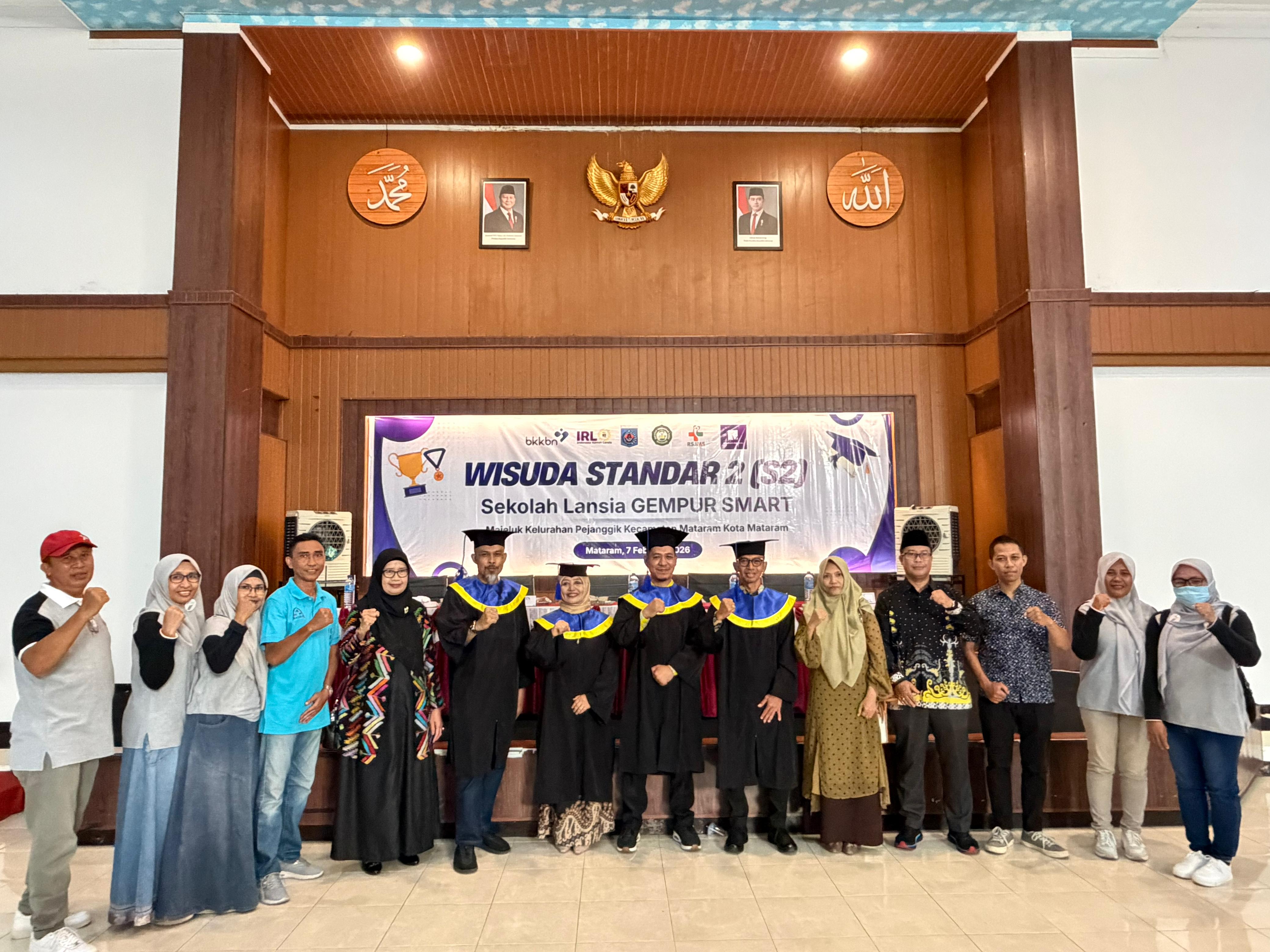 Wisuda Sekolah Lansia GEMPUR SMART: Bukti Lansia NTB Tetap Sehat, Mandiri, dan Produktif
