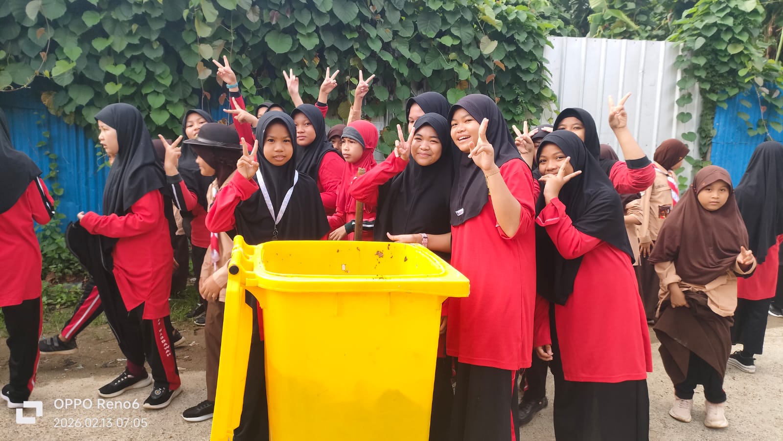 Santri Pontren DQD Gelar Bakti Sosial Bersih Lingkungan: Wujudkan Kepedulian dan Pendidikan Karakter
