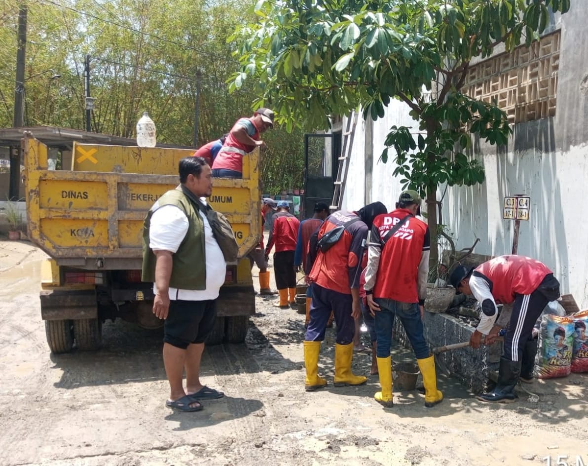 Perkuat Tanggul Dinar Indah dengan Trucuk Bambu, Wali kota Agustina Instruksikan Penanganan Banjir Serentak di Berbagai Titik
