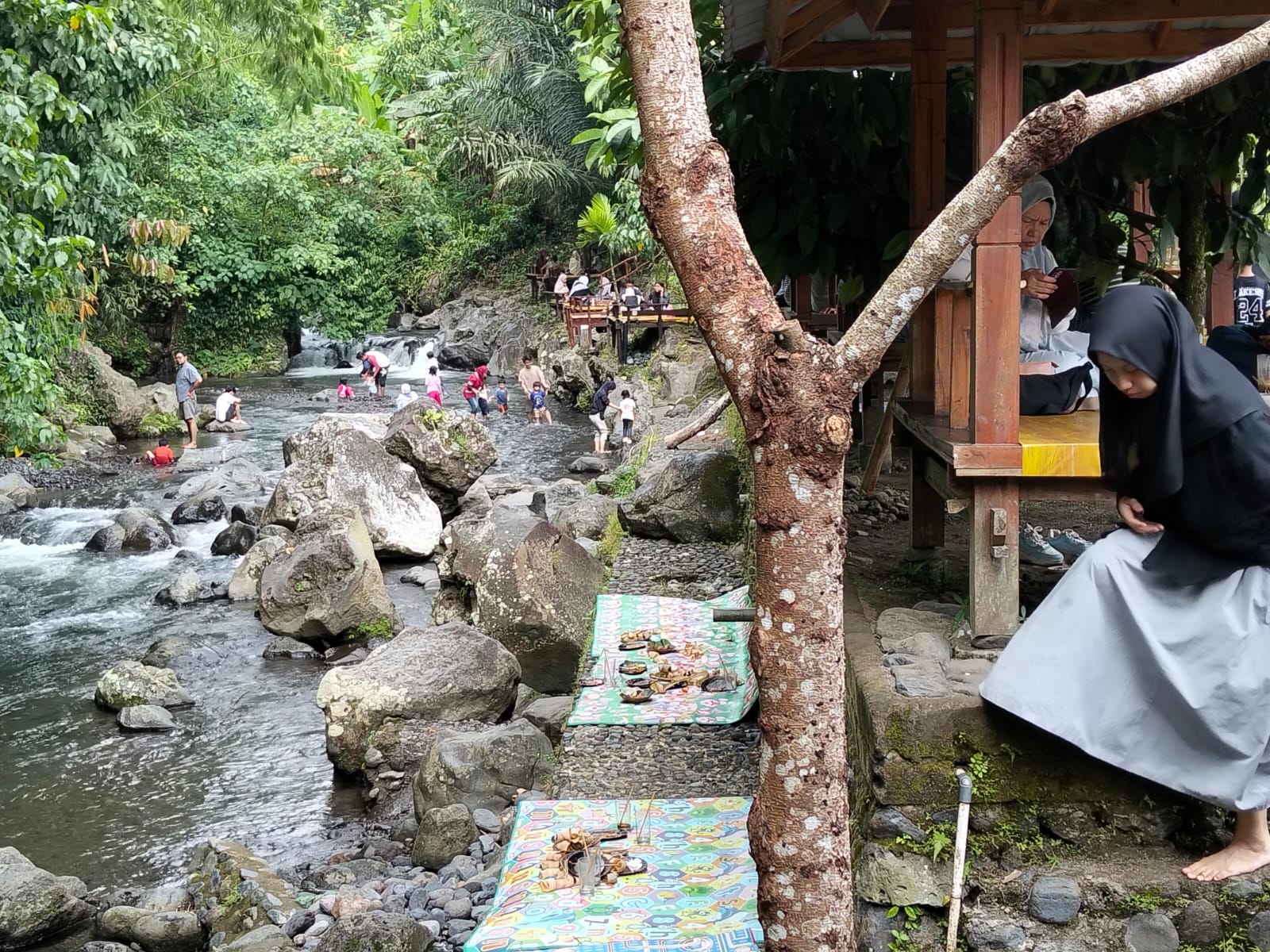 Sate Bulayak Mak Aton Diserbu Wisatawan, Sensasi Lesehan di Atas Sungai Sesaot Jadi Daya Tarik