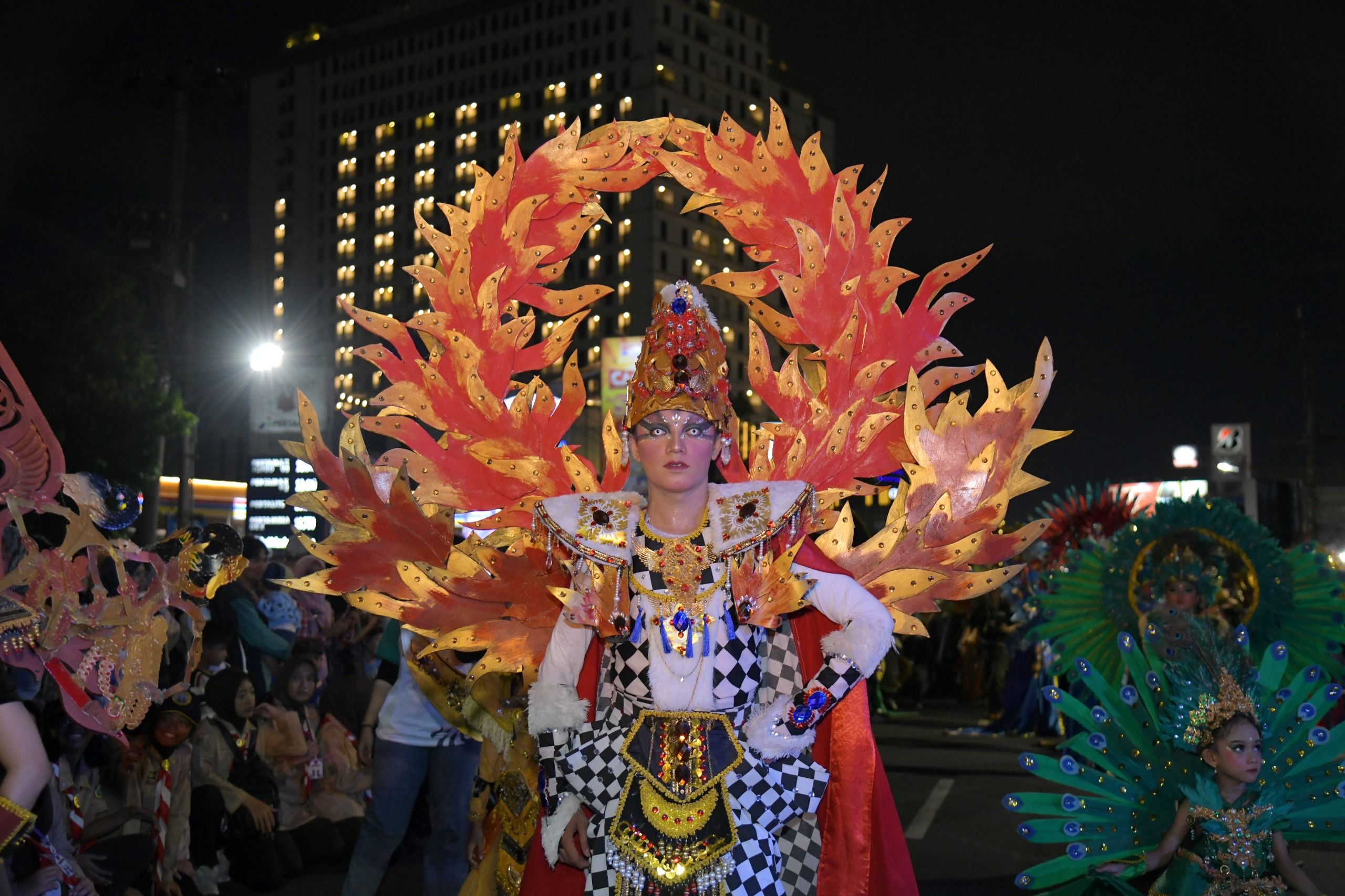 Menyulap Barang Bekas Jadi Mahakarya Jalanan: Gebrakan Semarang Night Carnival 2026