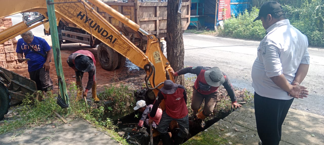 Respons Cepat Aduan Warga, Wali Kota Agustina Wilujeng Terjunkan Alat Berat Keruk Drainase Gajah Raya