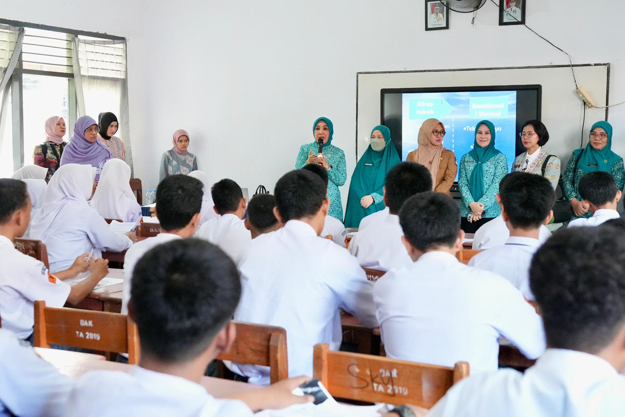 Kunjungi SMAN 9 Gowa, Ketum TP PKK Minta Pelajar Tak Berhenti Belajar dan Kembangkan Potensi Diri
