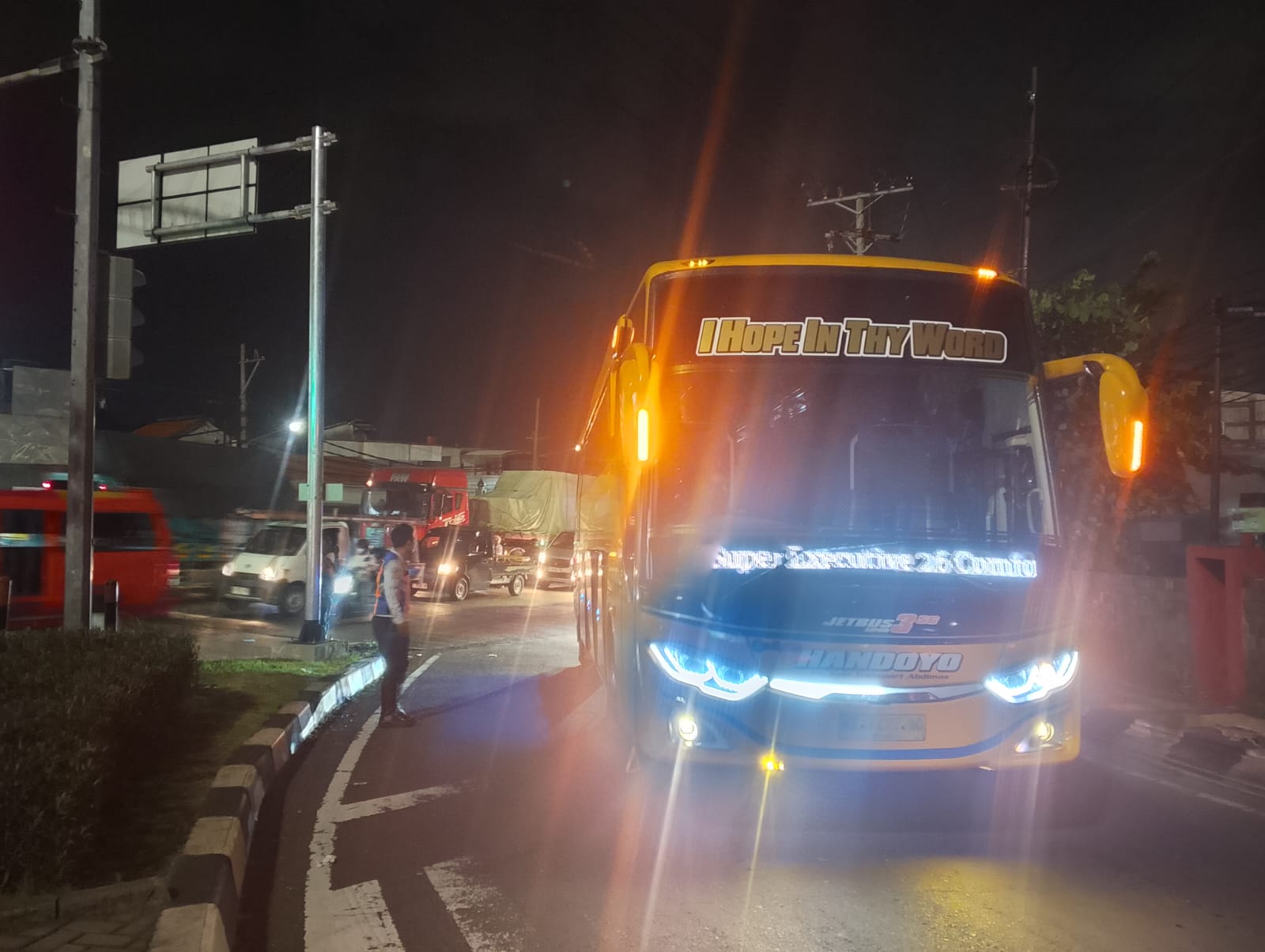 Tindak Tegas Pelanggar, Dishub Semarang Hentikan Bus Besar yang Terobos Jalur Terlarang Prof Hamka