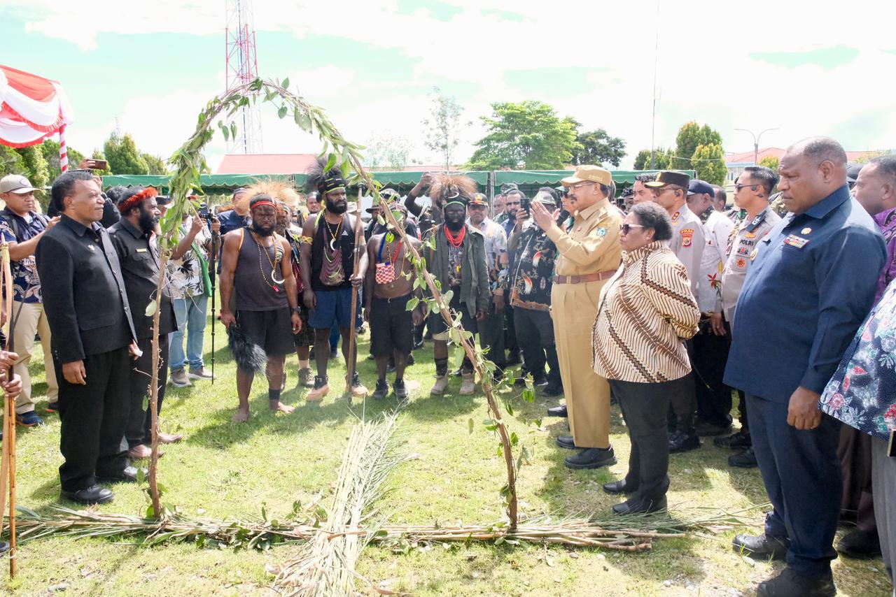 Saksikan Ritual Patah Panah di Jayawijaya, Air Mata Wamendagri Ribka Haluk Tumpah Saat Suku-Suku Papua Pegunungan Berdamai
